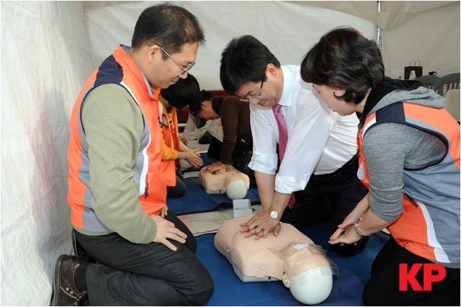 응급의학과 연제호 과장님께 심폐소생술 교육받는 염태영 수원시장님^^